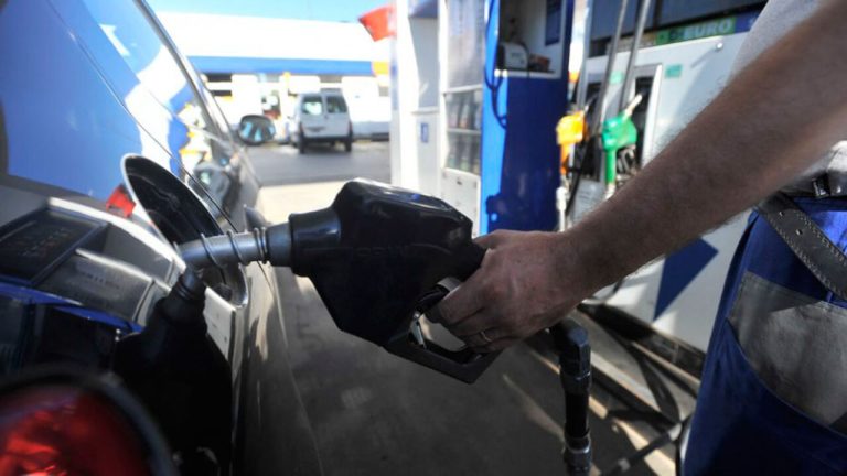 Siete meses de caída en la venta de combustibles