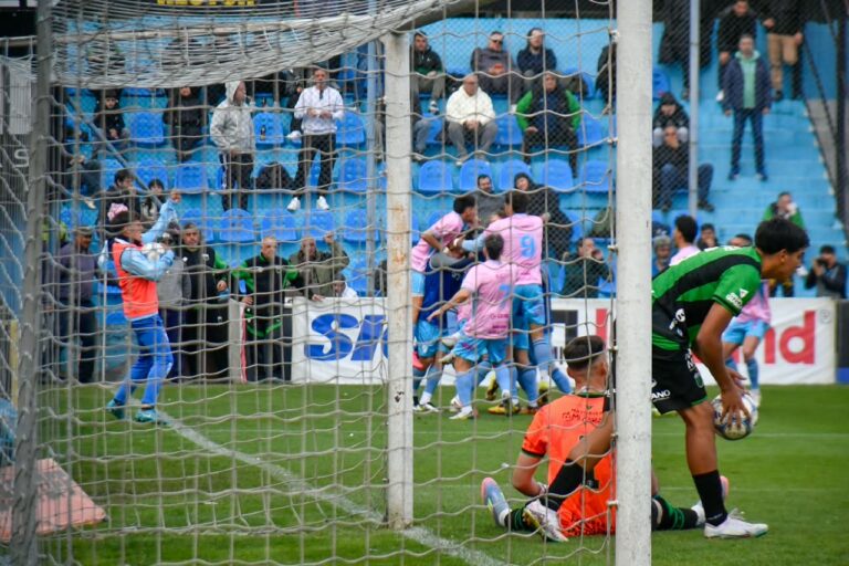 Temperley ganó sobre el final y alcanzó la punta